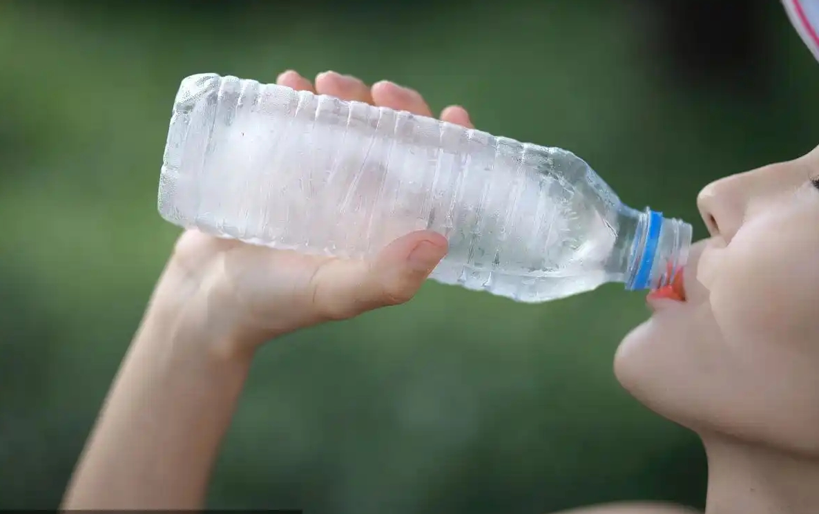 喝瓶装水